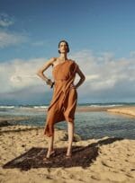 VESTIDO OMBRO SO MANGA FARTA ENVELOPE CANELA