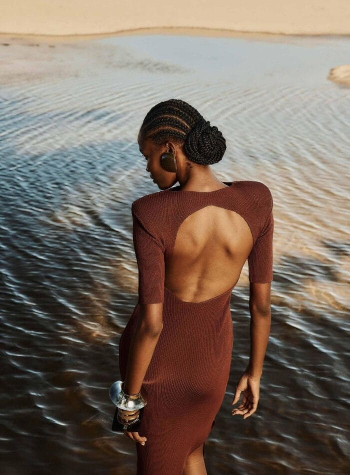 VESTIDO MIDI COM ABERTURA NAS COSTAS MARROM - Imagem 3