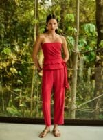 CONJUNTO TOP BABADO ASSIMETRICO E CALCA RETA VERMELHO