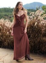 VESTIDO MAXI DECOTE COM BABADO PLISSADO MARROM