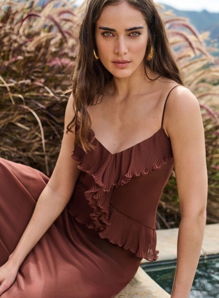 VESTIDO MAXI DECOTE COM BABADO PLISSADO MARROM - Imagem 2