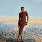 VESTIDO MIDI COM ABERTURA NAS COSTAS MARROM