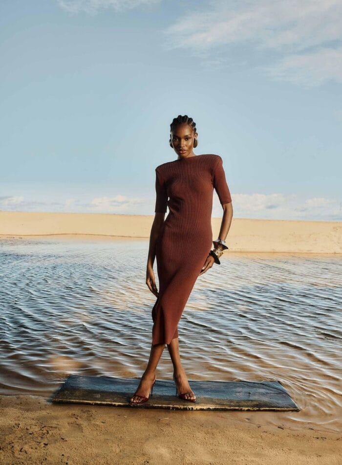 VESTIDO MIDI COM ABERTURA NAS COSTAS MARROM - Imagem 1