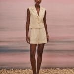 CONJUNTO COLETE FENDA COSTAS E SHORT BEGE