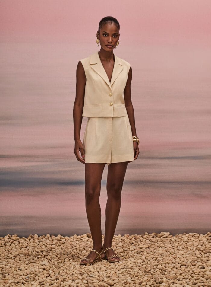 CONJUNTO COLETE FENDA COSTAS E SHORT BEGE - Imagem 1