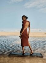 VESTIDO MIDI COM ABERTURA NAS COSTAS MARROM - Imagem 2