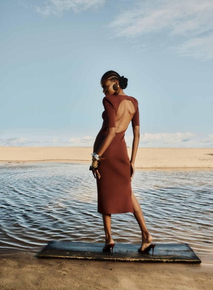 VESTIDO MIDI COM ABERTURA NAS COSTAS MARROM - Imagem 2