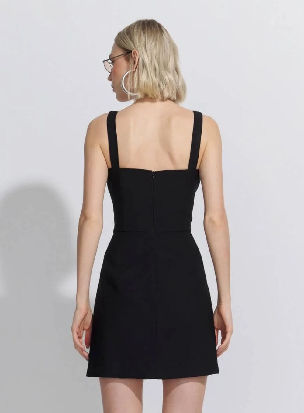 03b5d8e85147f48cbeb215443d21b03f.jpg VESTIDO CURTO RECORTES COLORS PRETO - Imagem 3