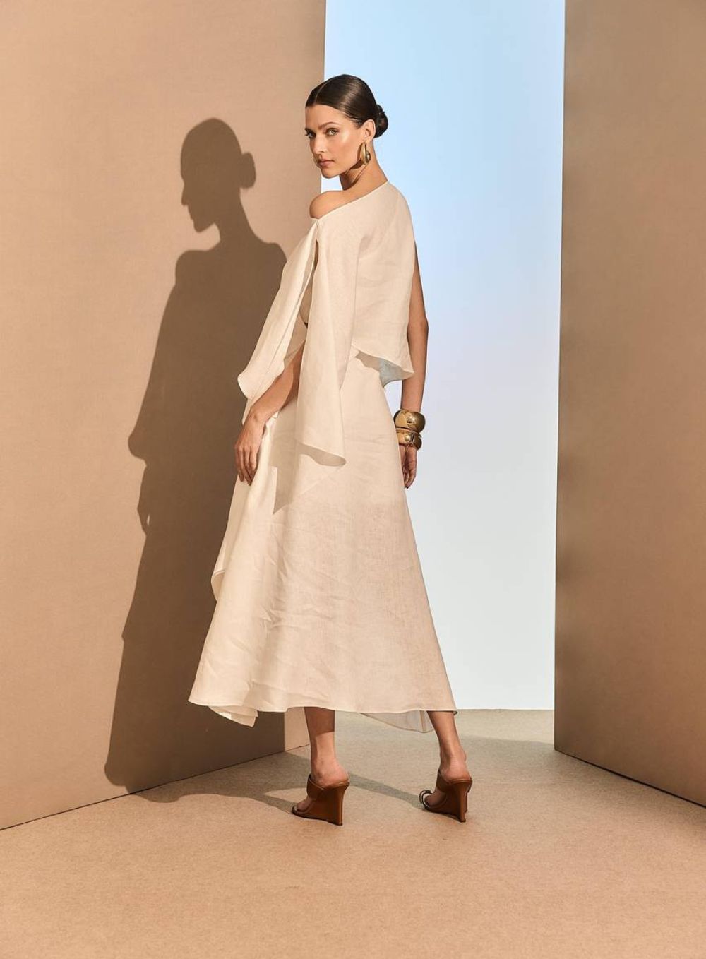 0e65dbf497af50d5b6dfa66f0b93f0fa.jpg VESTIDO MIDI LINHO ASSIMETRICO OFF WHITE - Imagem 2