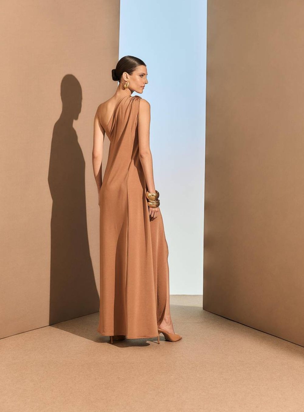 1a9b67467c551e8ce700a171a3238eac-1.jpg VESTIDO JERSEY OMBRO SO FIVELA CANELA - Imagem 3