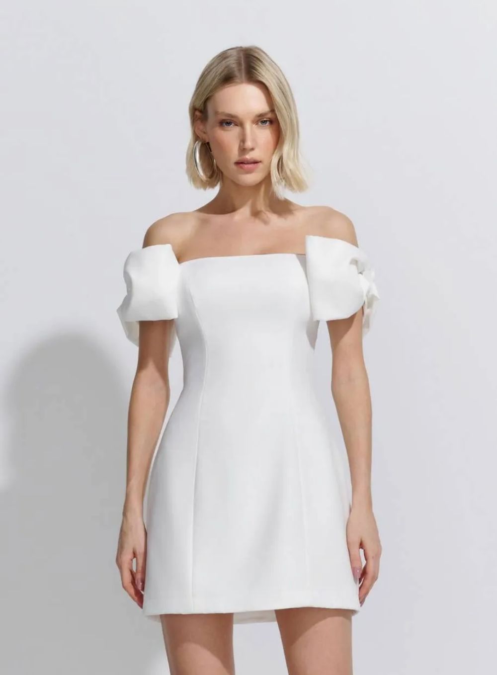3e378a8b239a9900c9a4e906c368c871.jpg VESTIDO CURTO OMBRO A OMBRO LACOS ALFAITARIA TWILL OFF WHITE - Imagem 1
