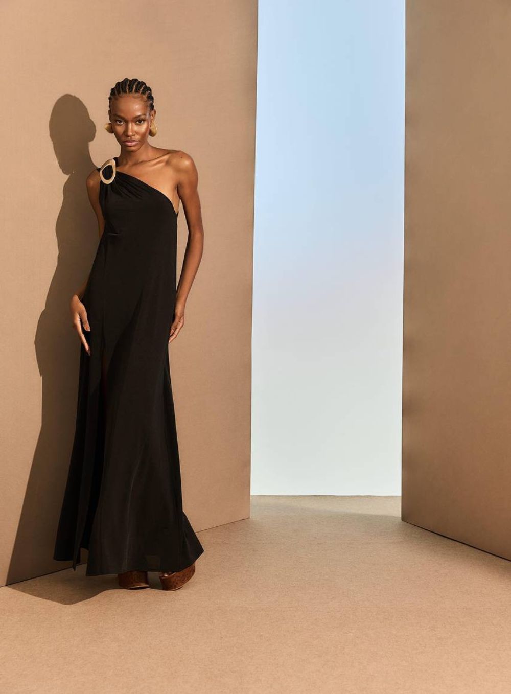 4df1c78f603f51d40a559626a08b5a4d.jpg VESTIDO JERSEY OMBRO SO FIVELA PRETO - Imagem 1