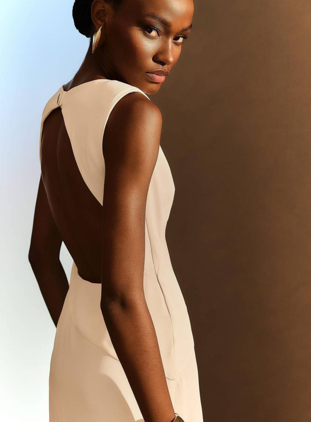 5922b19c6b3a9f3c533fc4c4988e64a6.jpg VESTIDO CAMADAS RECORTES OFF WHITE - Imagem 3