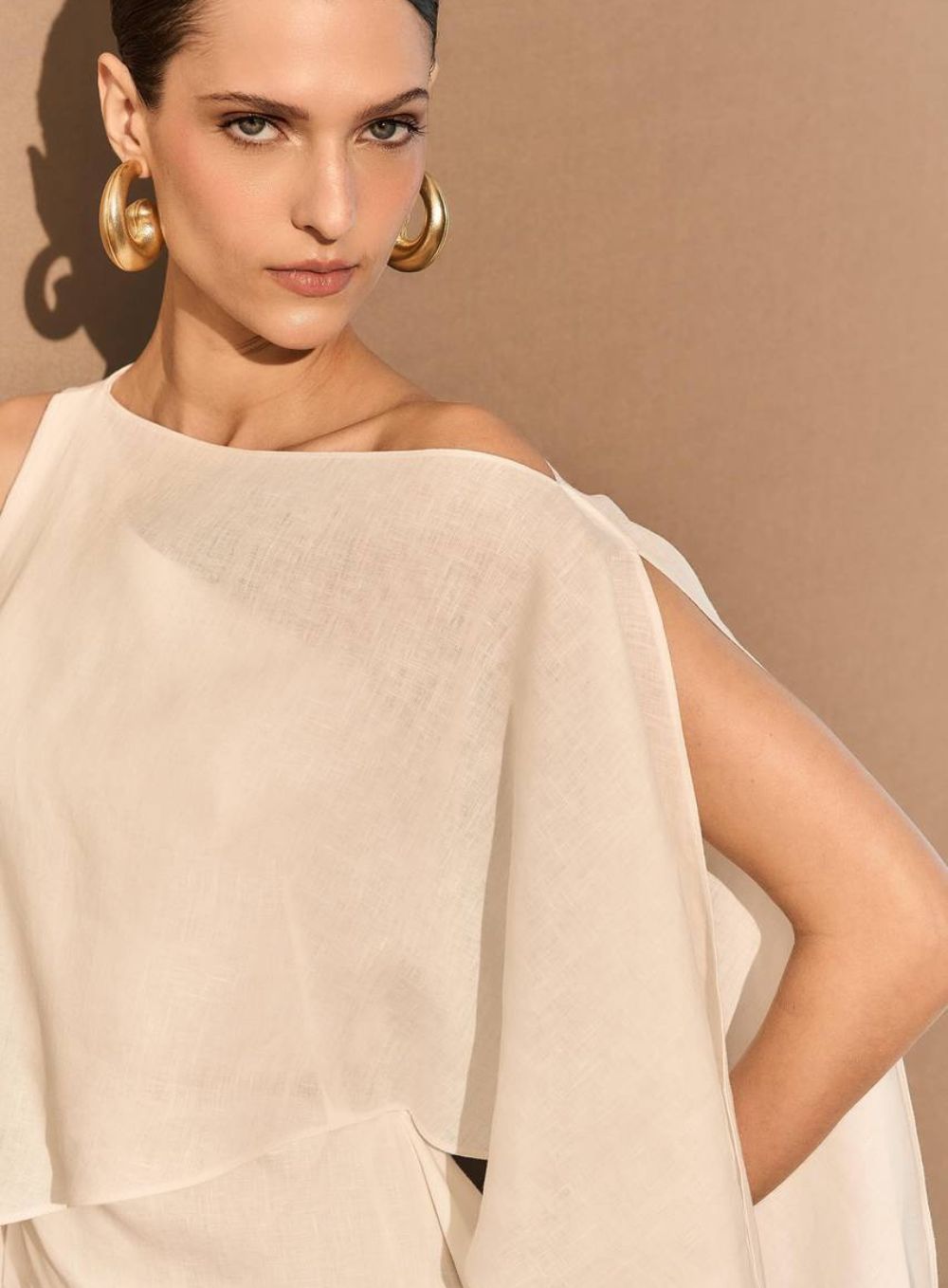6c70829a7ea7d93c18b8a642f5f1301b.jpg VESTIDO MIDI LINHO ASSIMETRICO OFF WHITE - Imagem 3