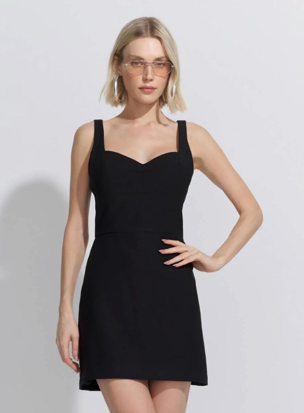 881d5ce7706ab799b20afc0a2c9f3b7a.jpg VESTIDO CURTO RECORTES COLORS PRETO - Imagem 1