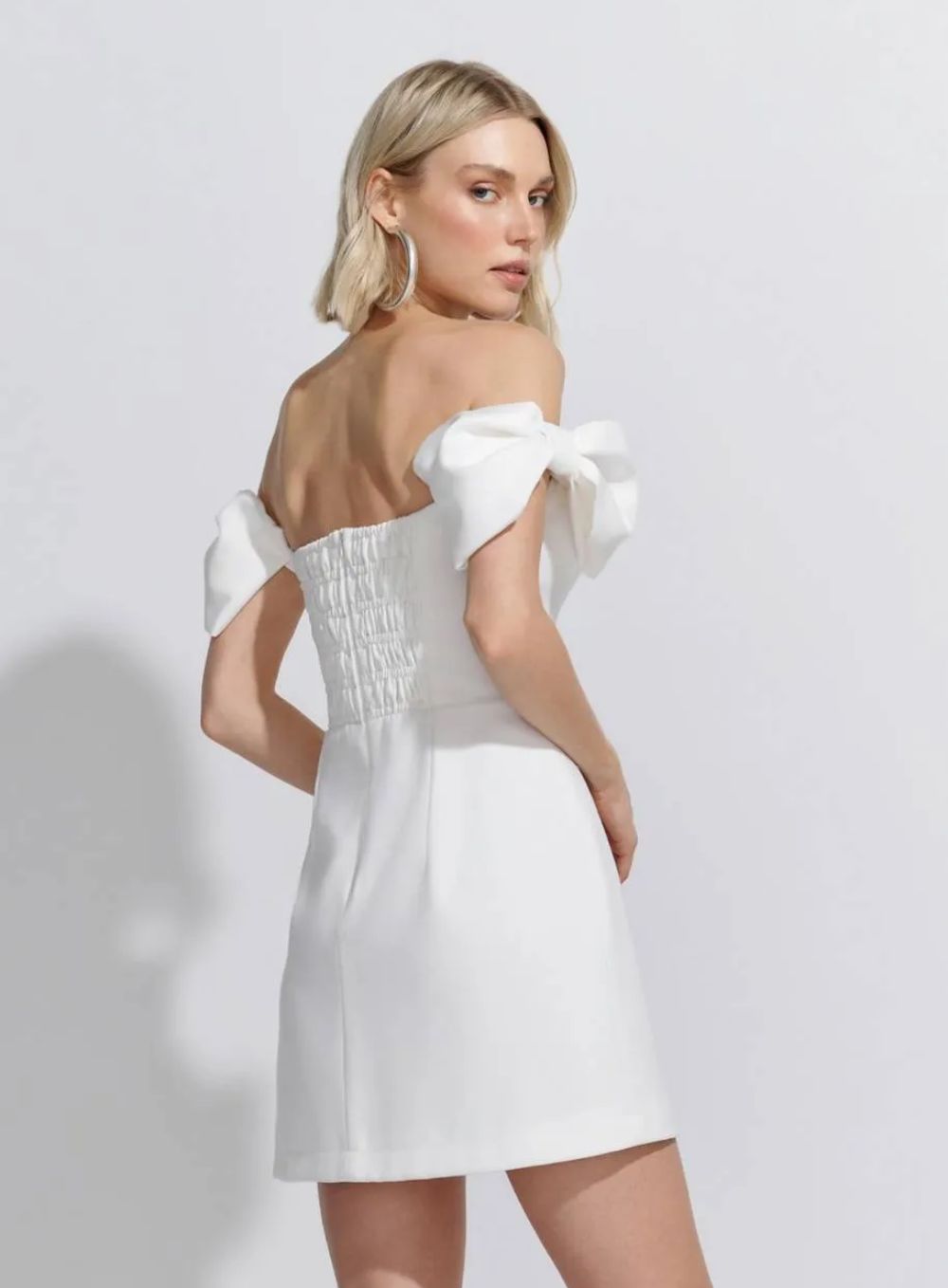 be3f22bc18bfc2b6849bc9b3feb01bd4.jpg VESTIDO CURTO OMBRO A OMBRO LACOS ALFAITARIA TWILL OFF WHITE - Imagem 2