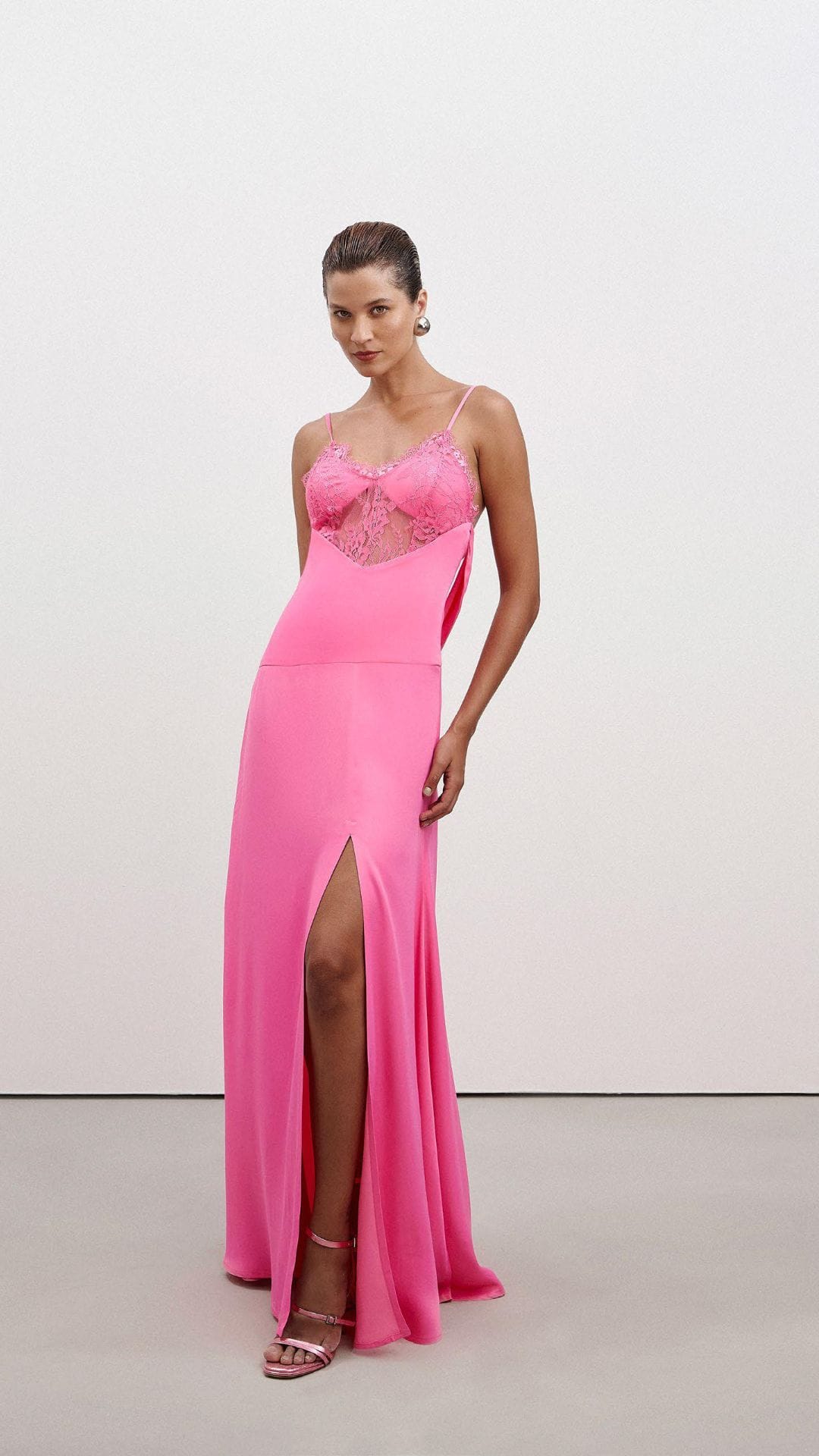 xr:d:DAFxo4kGXJ0:13,j:7793888570855625390,t:23111620 VESTIDO SLIP DECOTE RENDA ROSA - Imagem 1