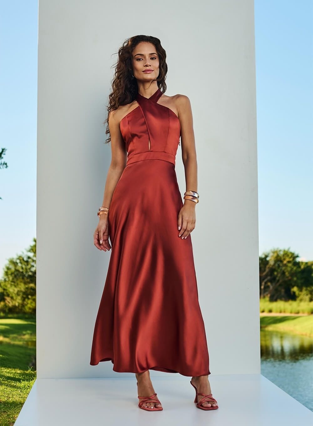 40374fca955d491d65946a5fa6e06424.jpg VESTIDO MIDI ALCA CRUZADA MARROM BROWN ZHANGYE - Imagem 1