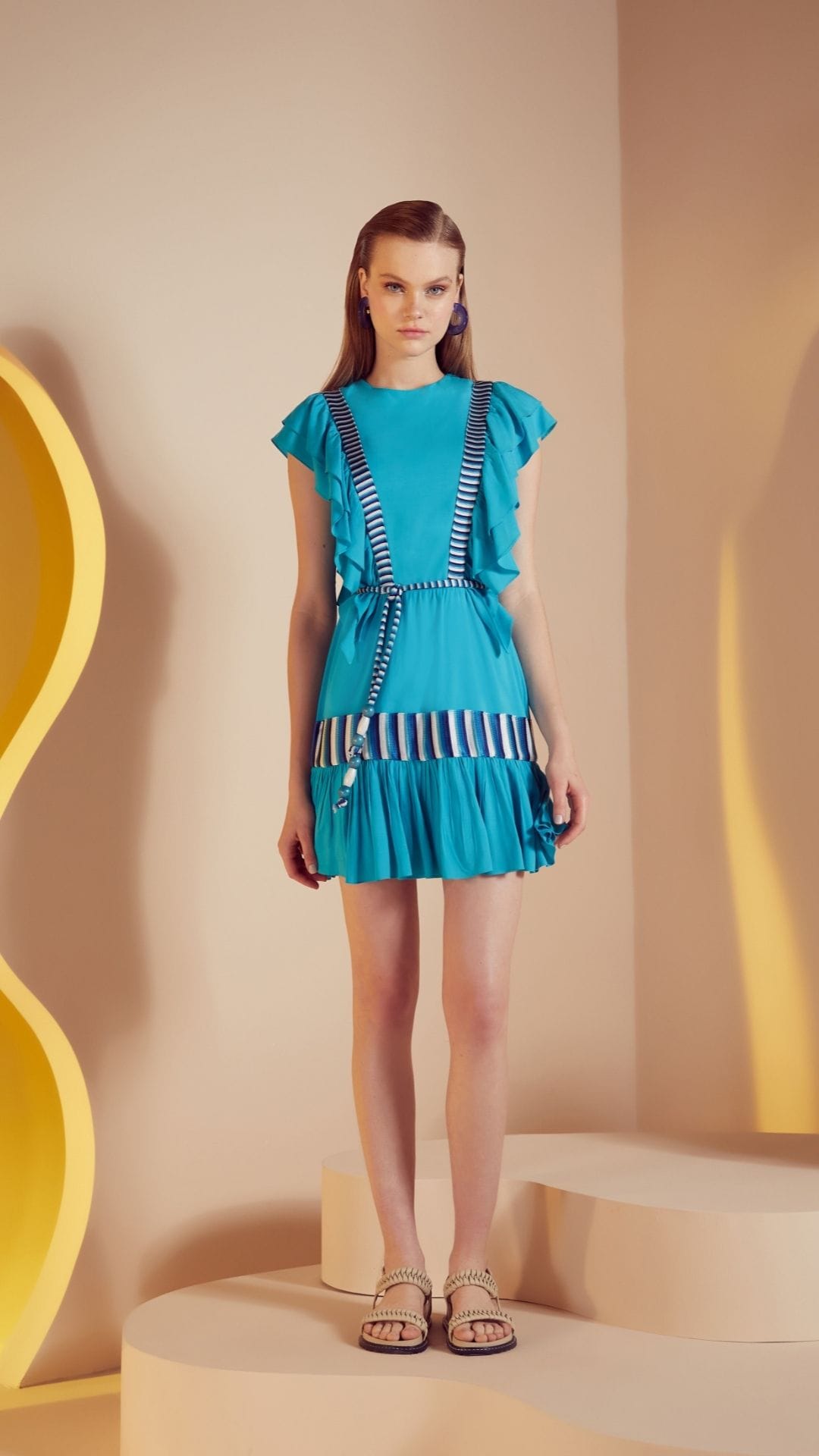 d7b60908ea7b4163951718f42d96912c.jpg VESTIDO MINI C BABADOS E GALAO TRICOT AZUL - Imagem 1