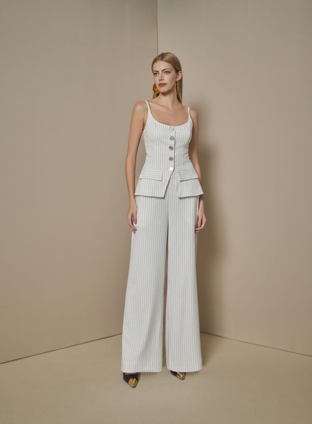 631b04c7f5b1e9f67188e884b6e1d029.jpg CONJUNTO BLUSA CALCA ALFAIATARIA RISCA OFF WHITE - Imagem 1